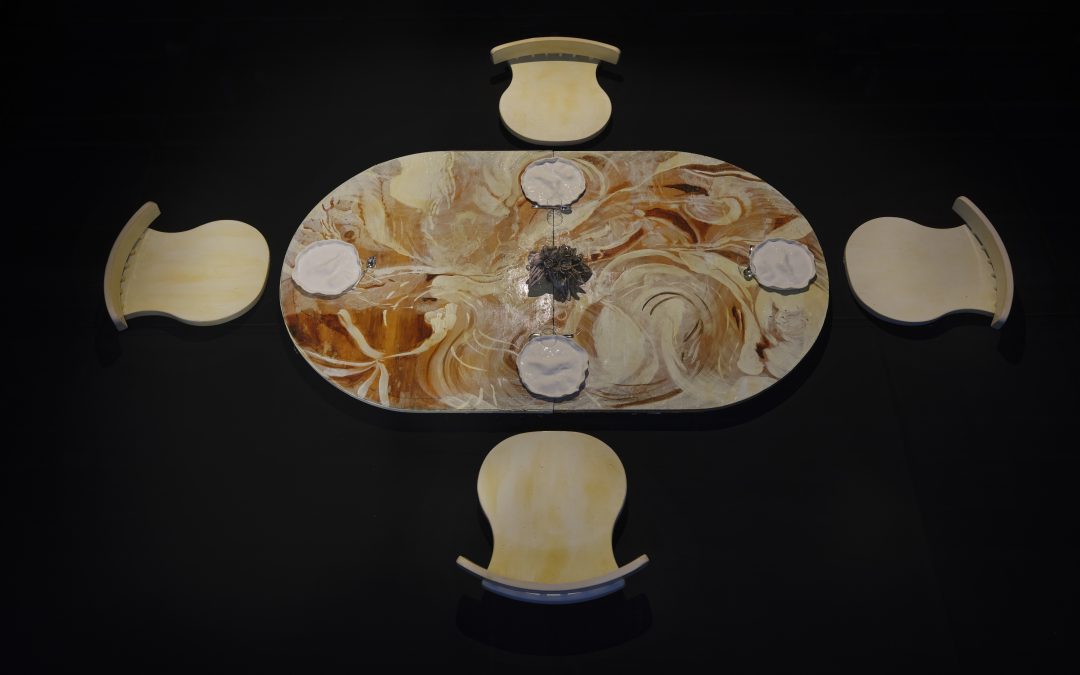 Expressen: “Hon hugger en dubbelsäng i bitar”